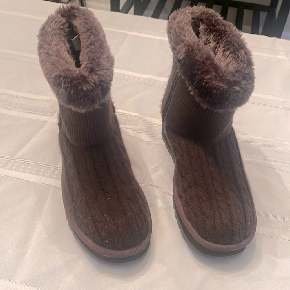 Skechers knitted  boots.